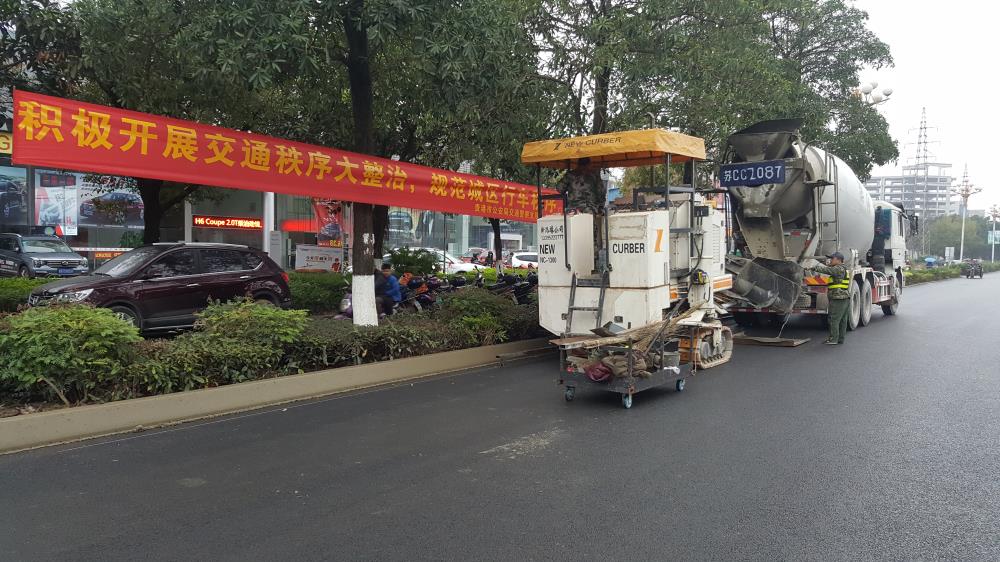 為什么說路緣石滑模機(jī)是混凝土滑模攤鋪的好幫手呢？