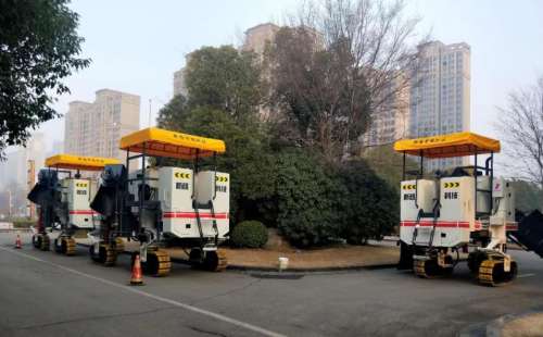作為公路施工中的重要路面機(jī)械，混凝土路緣石滑模攤鋪機(jī)必須跟上時(shí)代步伐