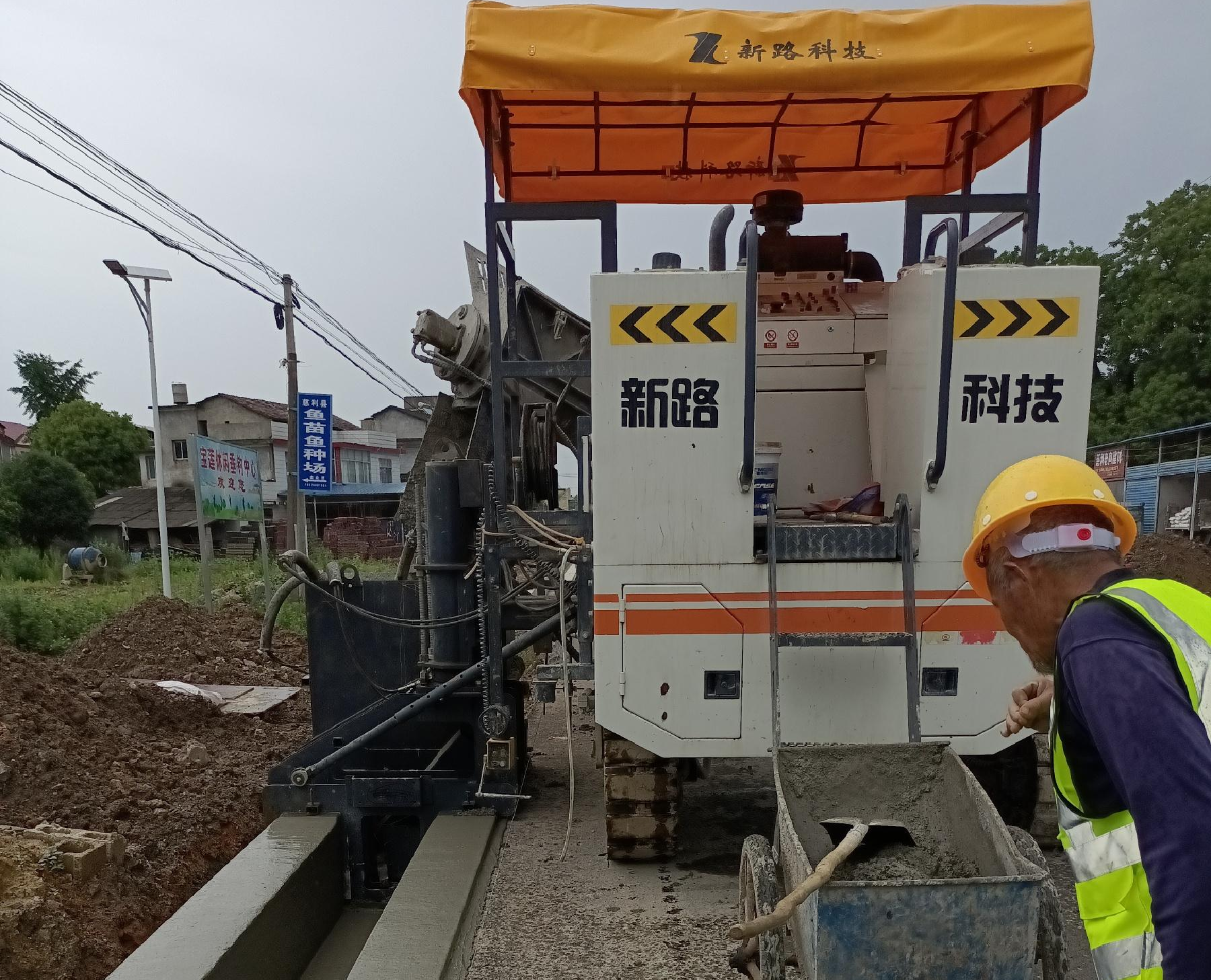 G353慈利至張家界城區(qū)公路排水溝滑模一次性成型，滑模施工效率高